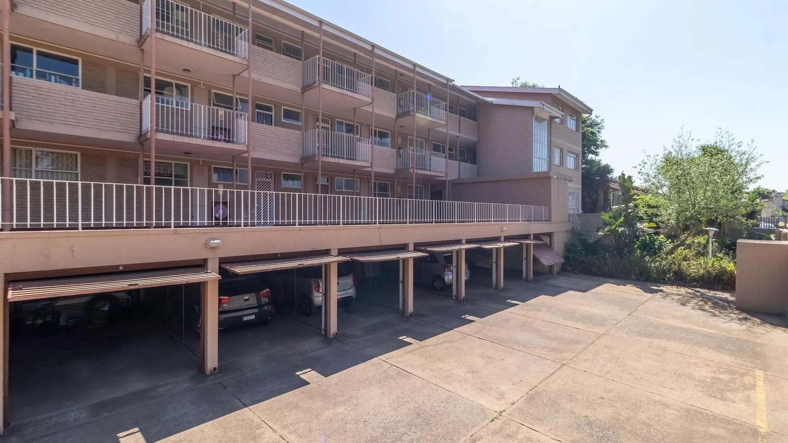 2 bedroom simplex- private garden- phenomenal location