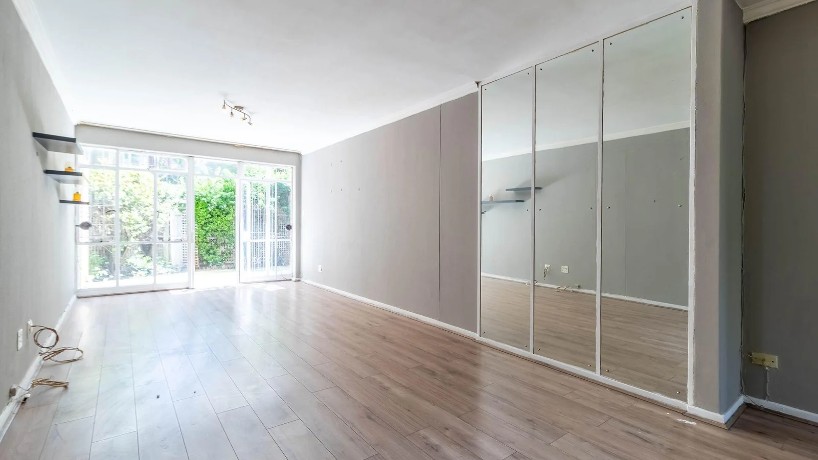 2 bedroom simplex- private garden- phenomenal location