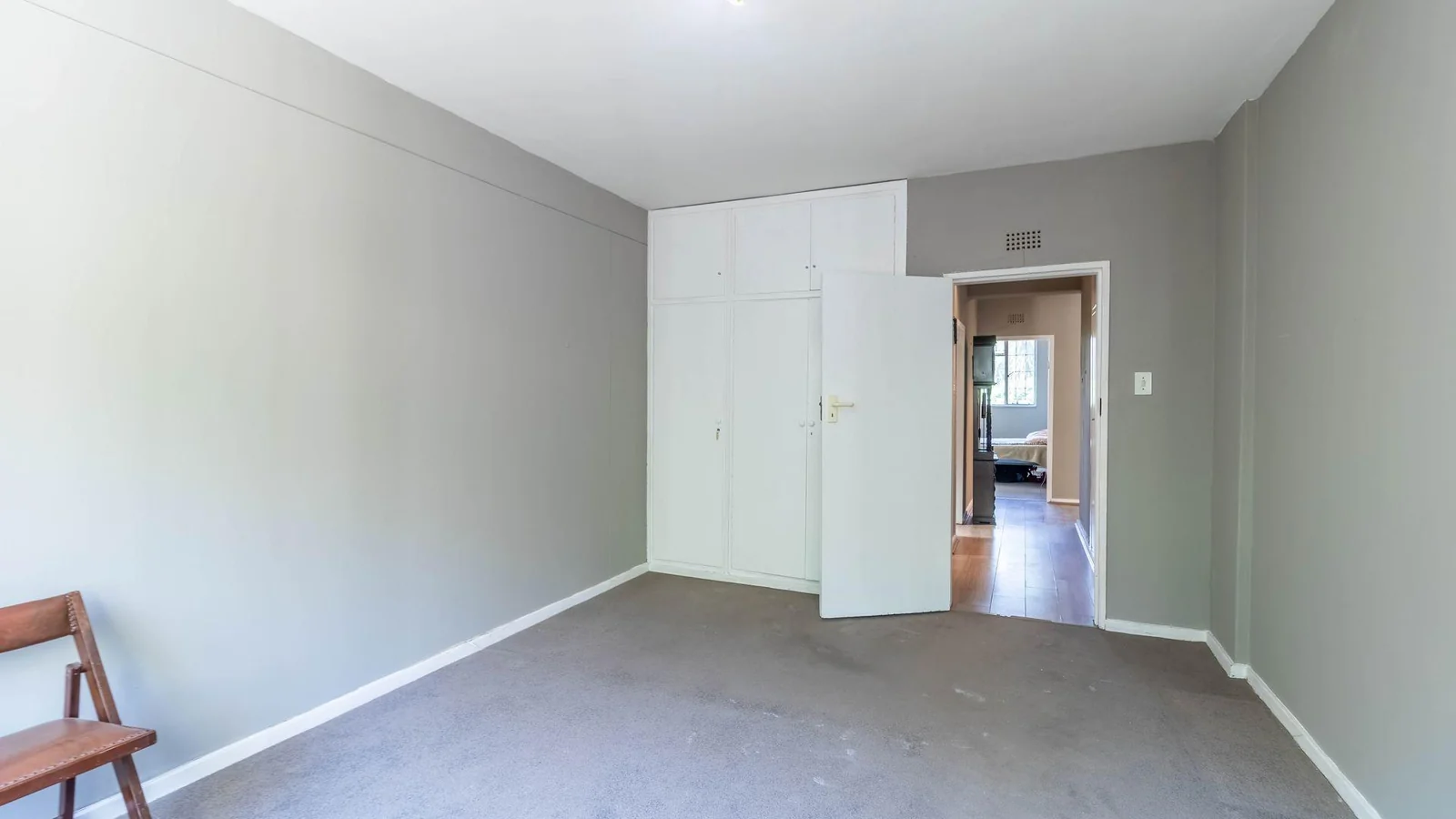 2 bedroom simplex- private garden- phenomenal location