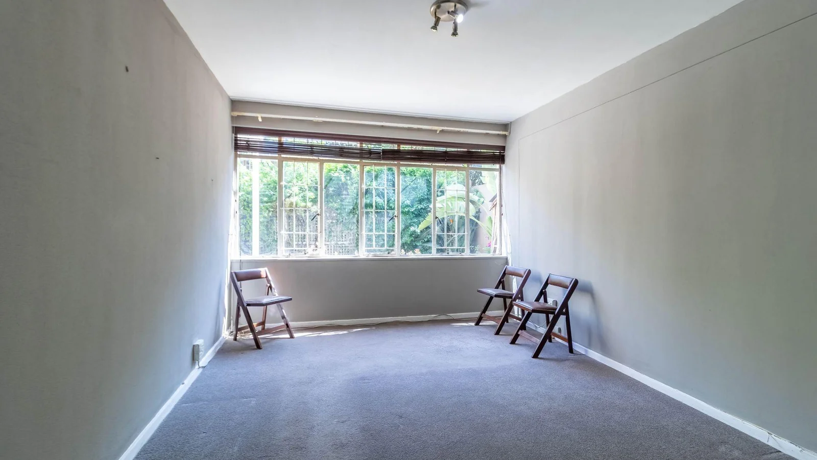 2 bedroom simplex- private garden- phenomenal location