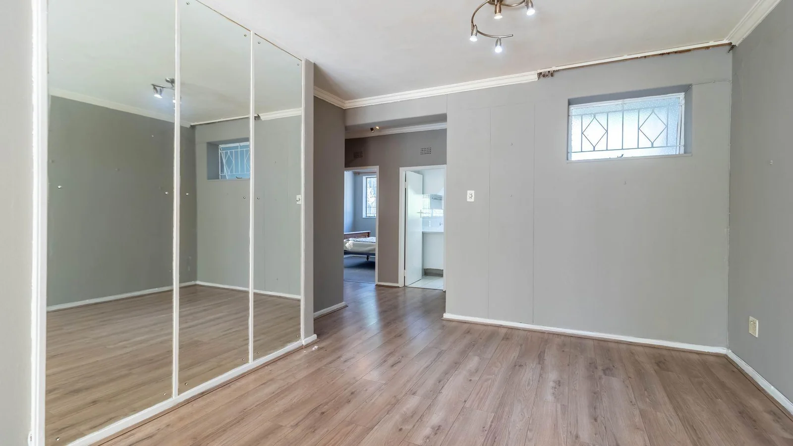 2 bedroom simplex- private garden- phenomenal location