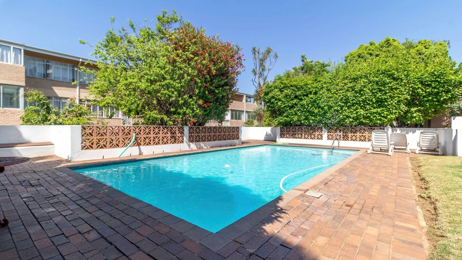 2 bedroom simplex- private garden- phenomenal location