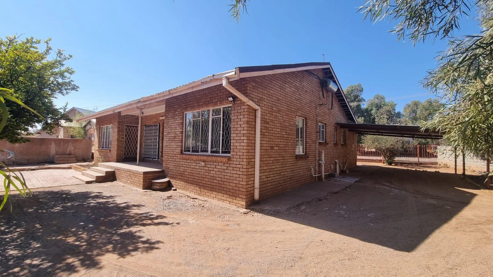 Charming 3 bedroom house with flatlet for Sale