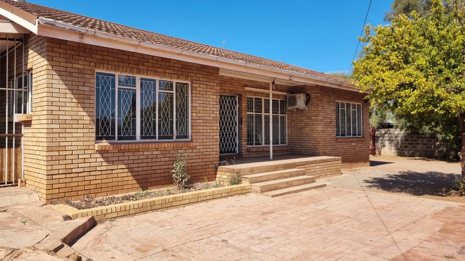 Charming 3 bedroom house with flatlet for Sale