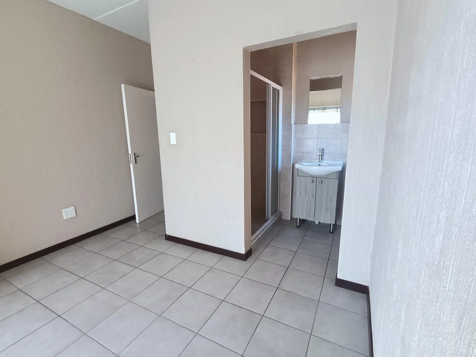 Spacious 2 bedroom , 2 bathroom,  Light-Filled Apartment with En-Suite and private Balcony for R8 500 pm