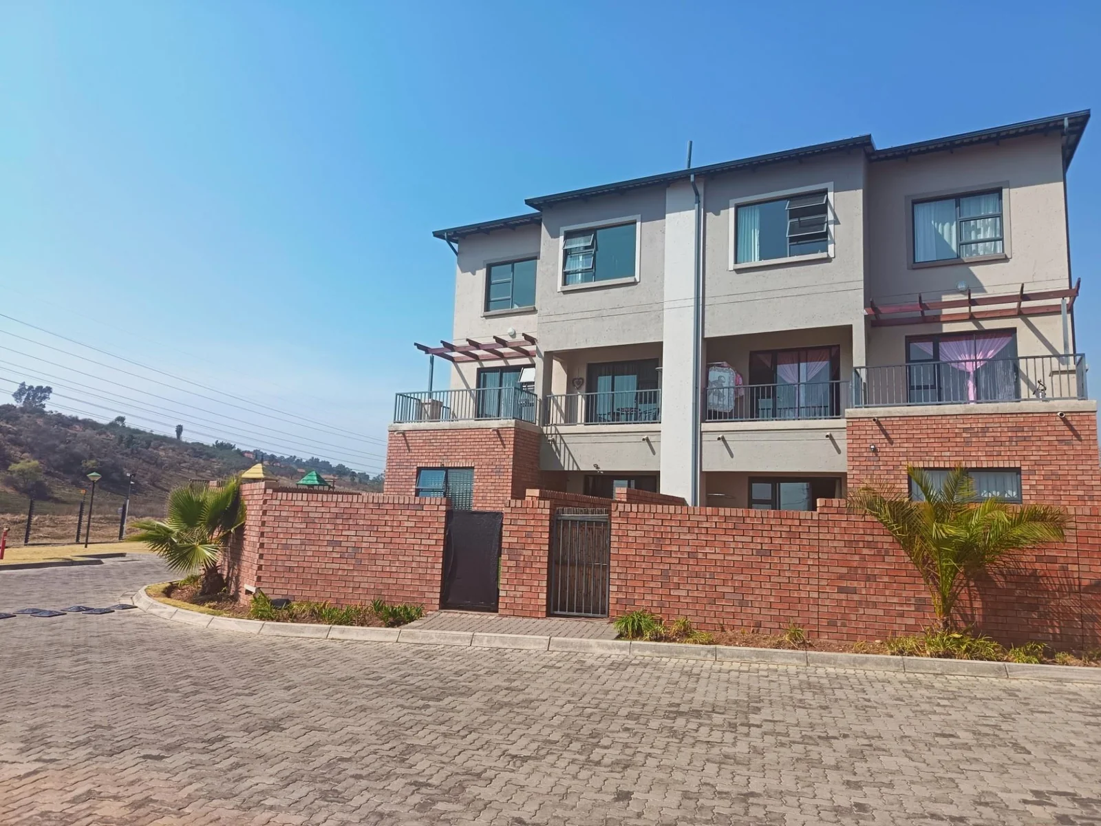 2 Bedroom, Modern, sunlit corner unit apartment in Wilgeheuwel. (Taking offers from R735 000) <br/><br/>Corner unit with views and loads of sunlight.
