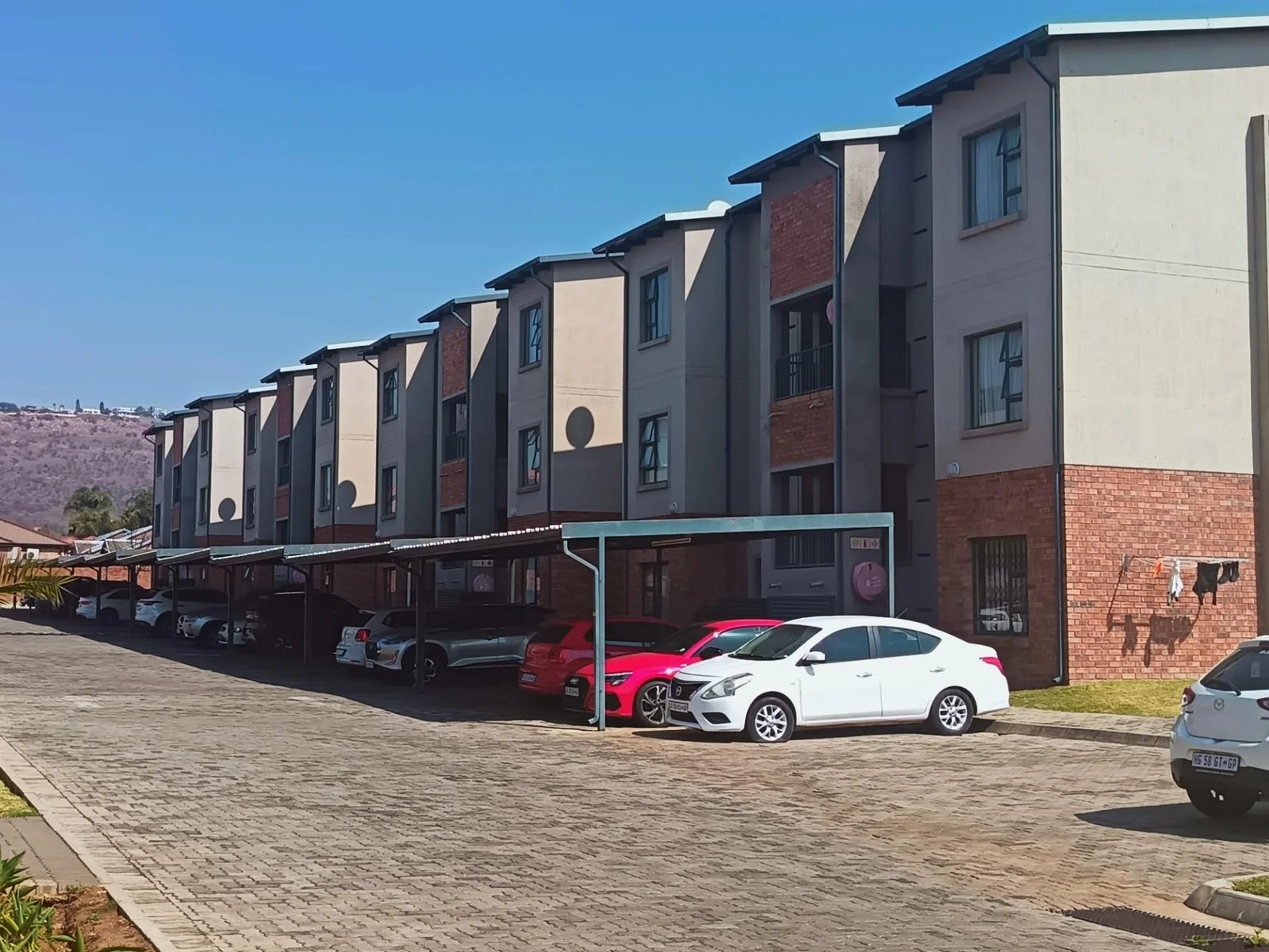 2 Bedroom, Modern, sunlit corner unit apartment in Wilgeheuwel. (Taking offers from R735 000) <br/><br/>Corner unit with views and loads of sunlight.
