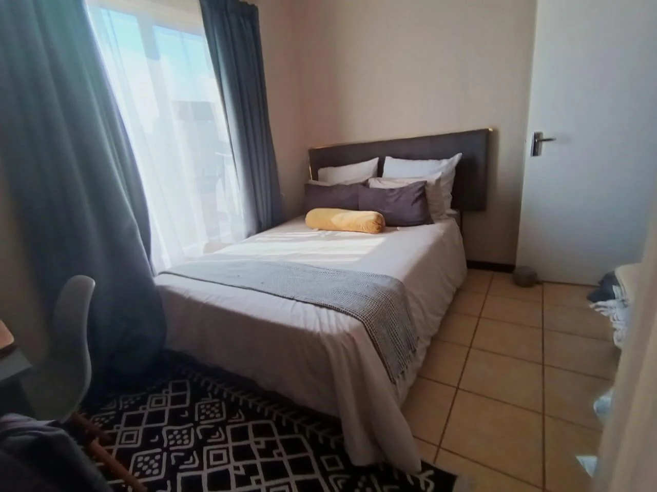 2 Bedroom, Modern, sunlit corner unit apartment in Wilgeheuwel. (Taking offers from R735 000) <br/><br/>Corner unit with views and loads of sunlight.