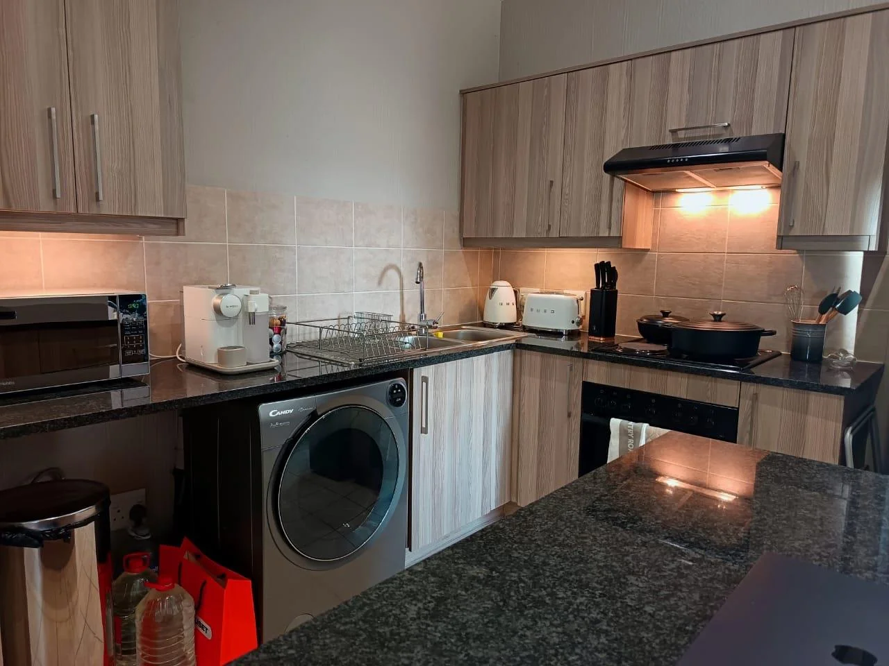 2 Bedroom, Modern, sunlit corner unit apartment in Wilgeheuwel. (Taking offers from R735 000) <br/><br/>Corner unit with views and loads of sunlight.