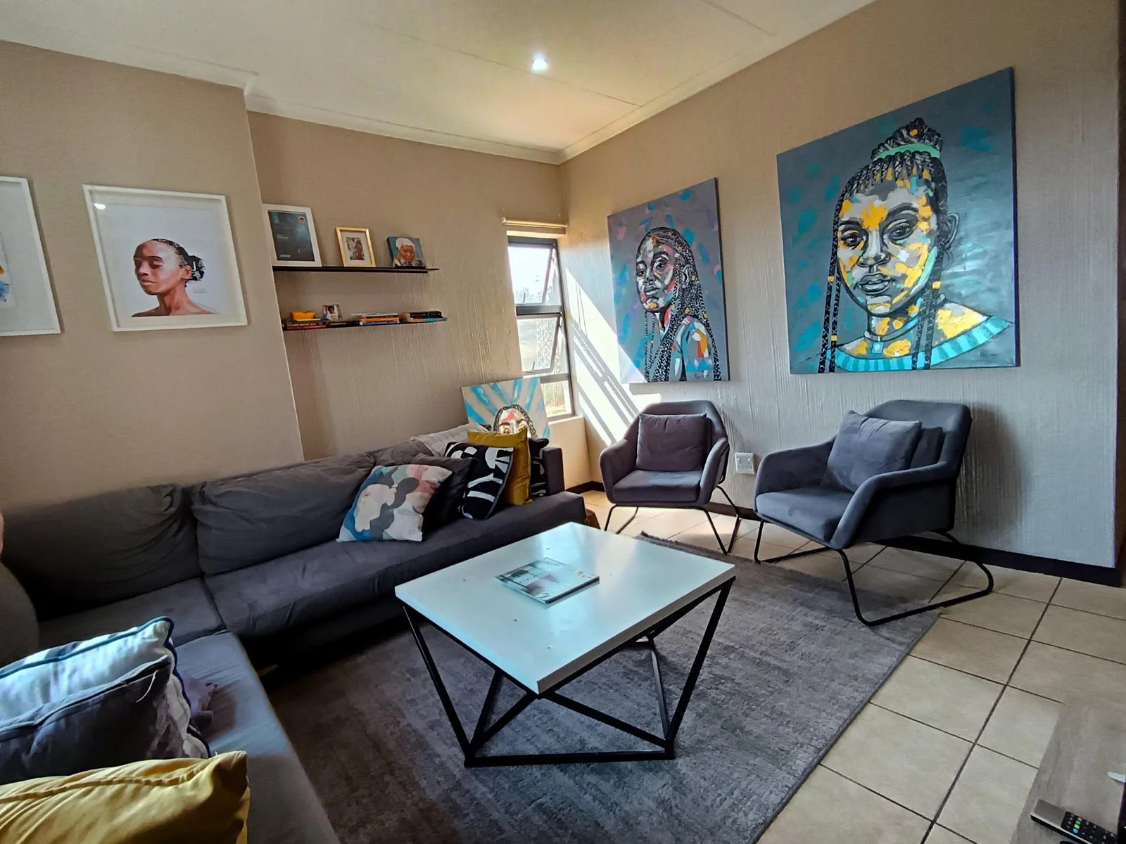 2 Bedroom, Modern, sunlit corner unit apartment in Wilgeheuwel. (Taking offers from R735 000) <br/><br/>Corner unit with views and loads of sunlight.