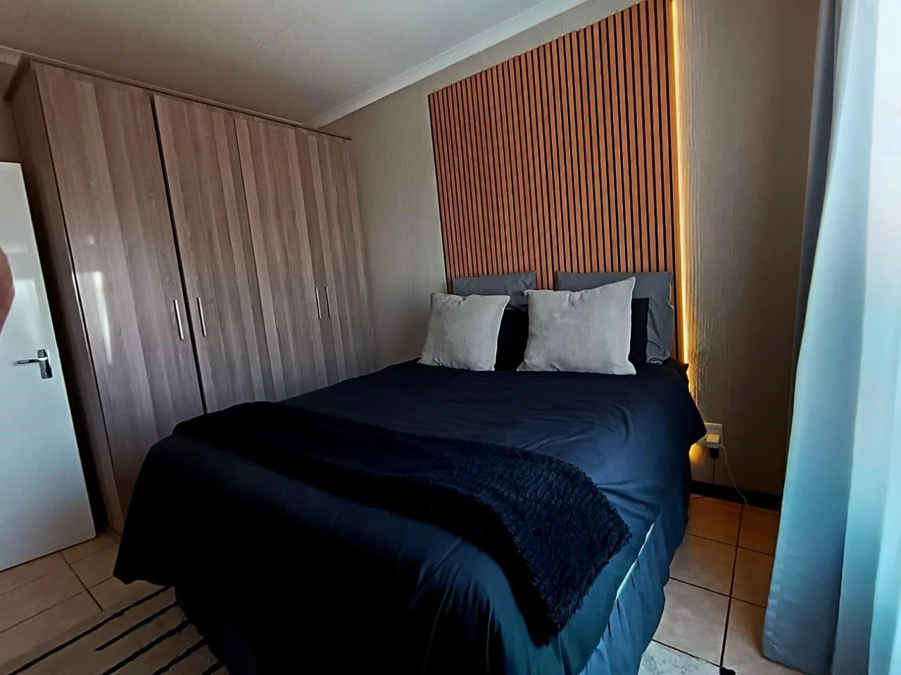 2 Bedroom, Modern, sunlit corner unit apartment in Wilgeheuwel. (Taking offers from R735 000) <br/><br/>Corner unit with views and loads of sunlight.