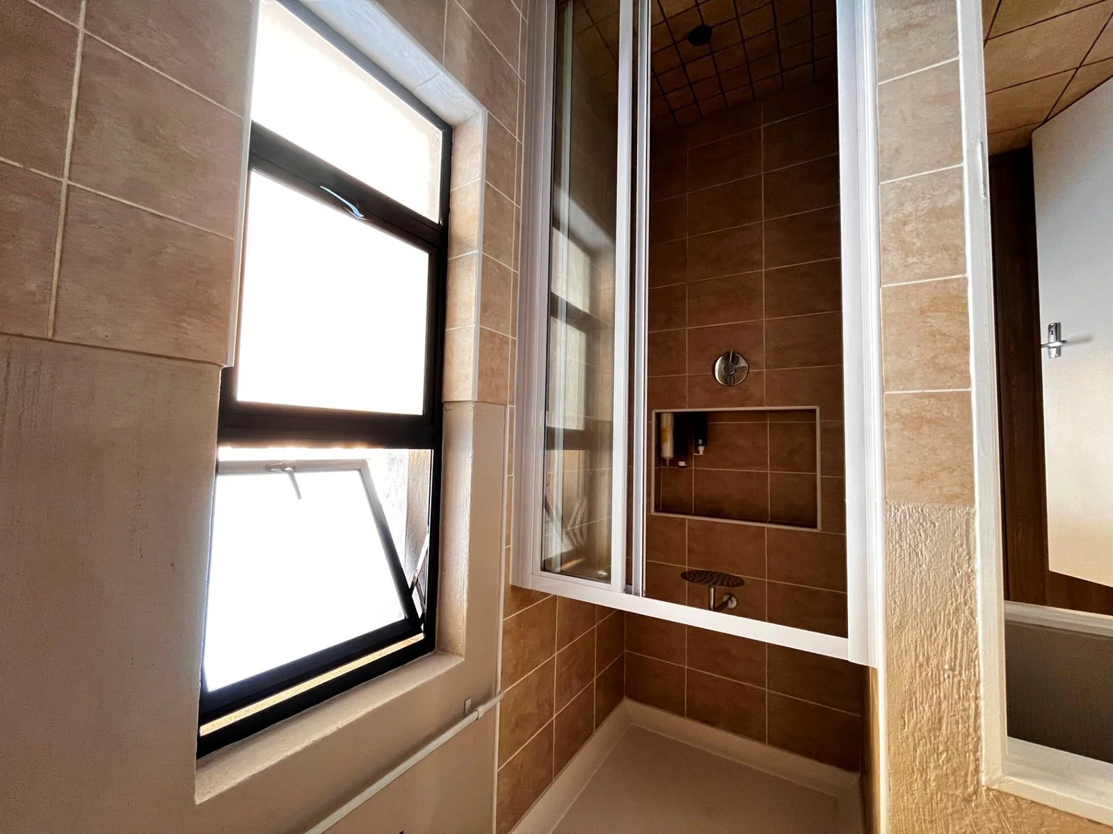 2 Bedroom, Modern, sunlit corner unit apartment in Wilgeheuwel. (Taking offers from R735 000) <br/><br/>Corner unit with views and loads of sunlight.