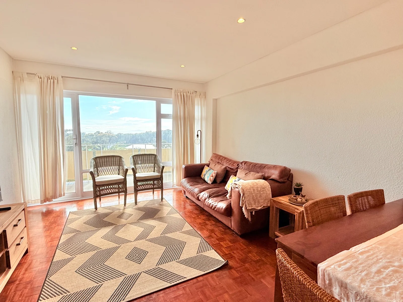 Sunny and spacious 2 bed with views in prime location.