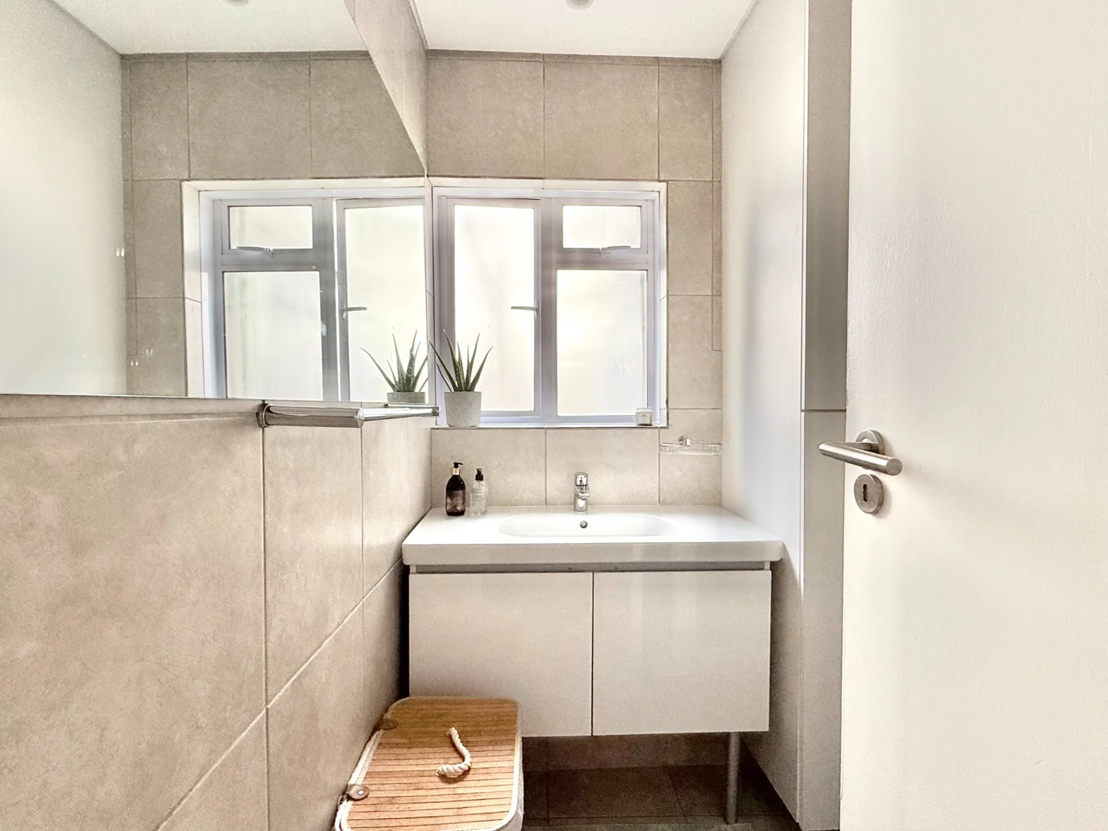 Sunny and spacious 2 bed with views in prime location.