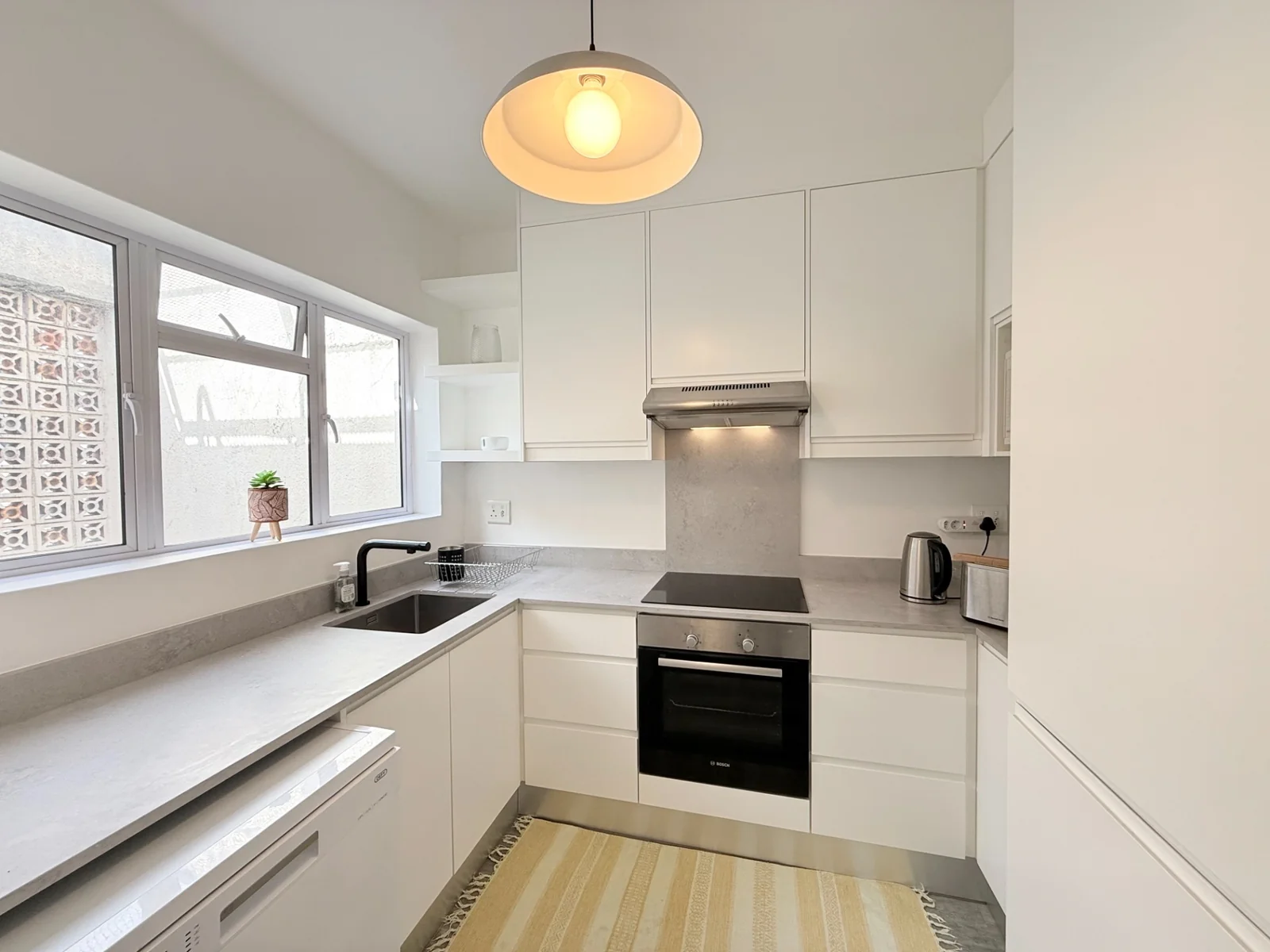 Sunny and spacious 2 bed with views in prime location.