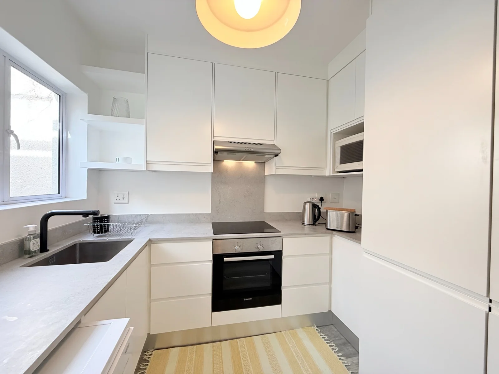 Sunny and spacious 2 bed with views in prime location.