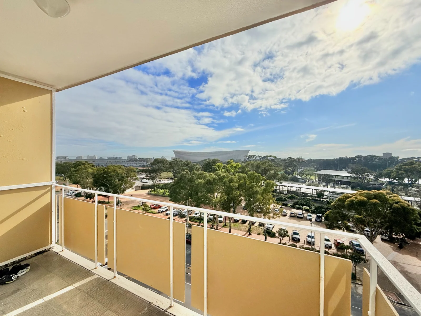 Sunny and spacious 2 bed with views in prime location.