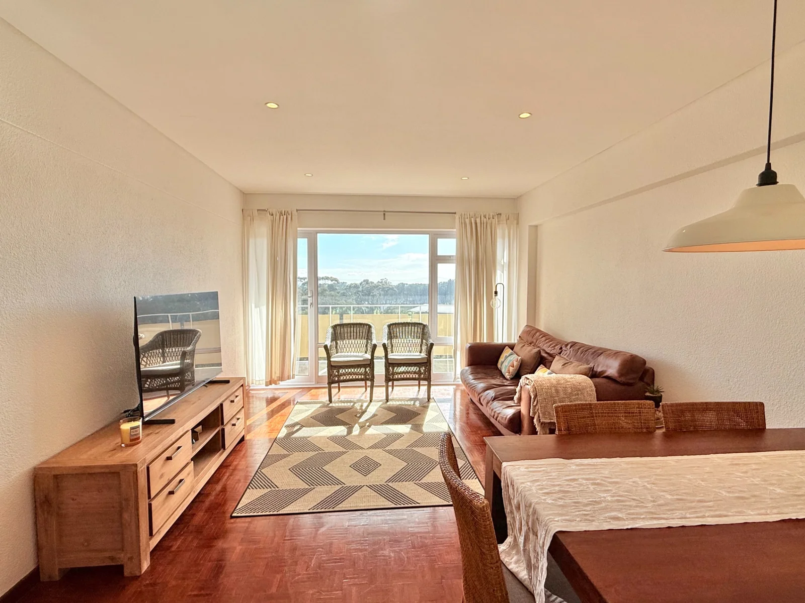 Sunny and spacious 2 bed with views in prime location.