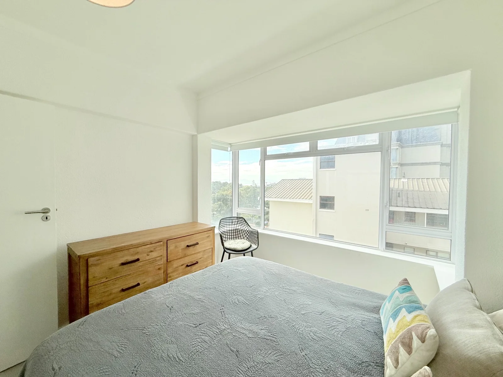 Sunny and spacious 2 bed with views in prime location.