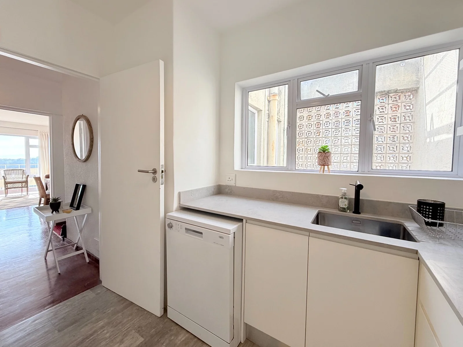 Sunny and spacious 2 bed with views in prime location.