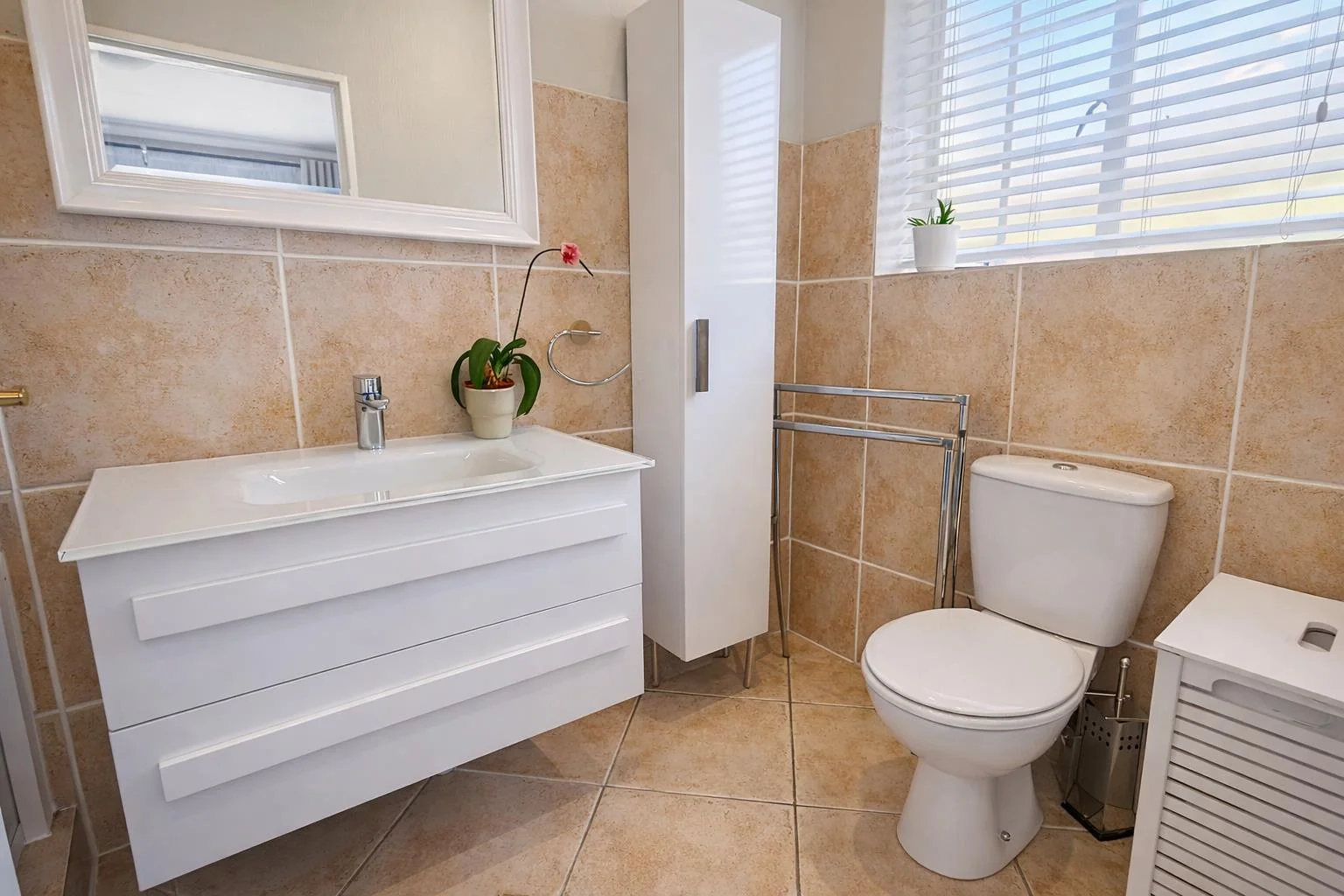 On Show 18th April from 11am - 13h00 :<br/>Modern Double-Storey Family Home with Solar, Water Tanks and Beautiful Garden.