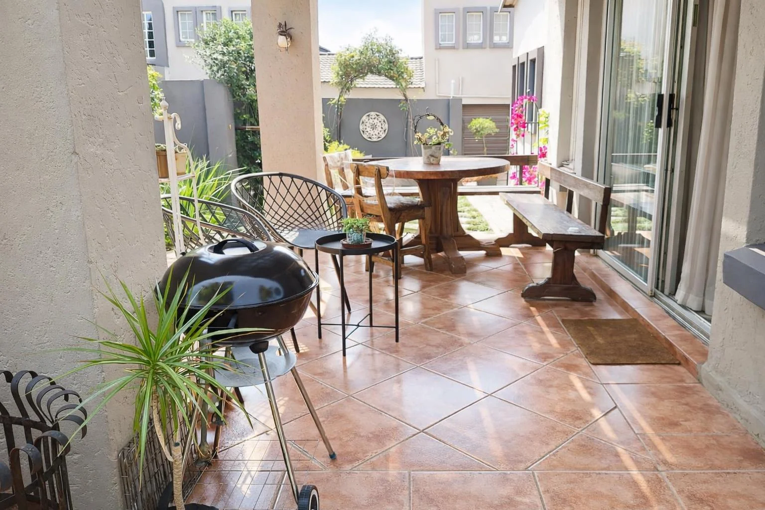 On Show 18th April from 11am - 13h00 :<br/>Modern Double-Storey Family Home with Solar, Water Tanks and Beautiful Garden.