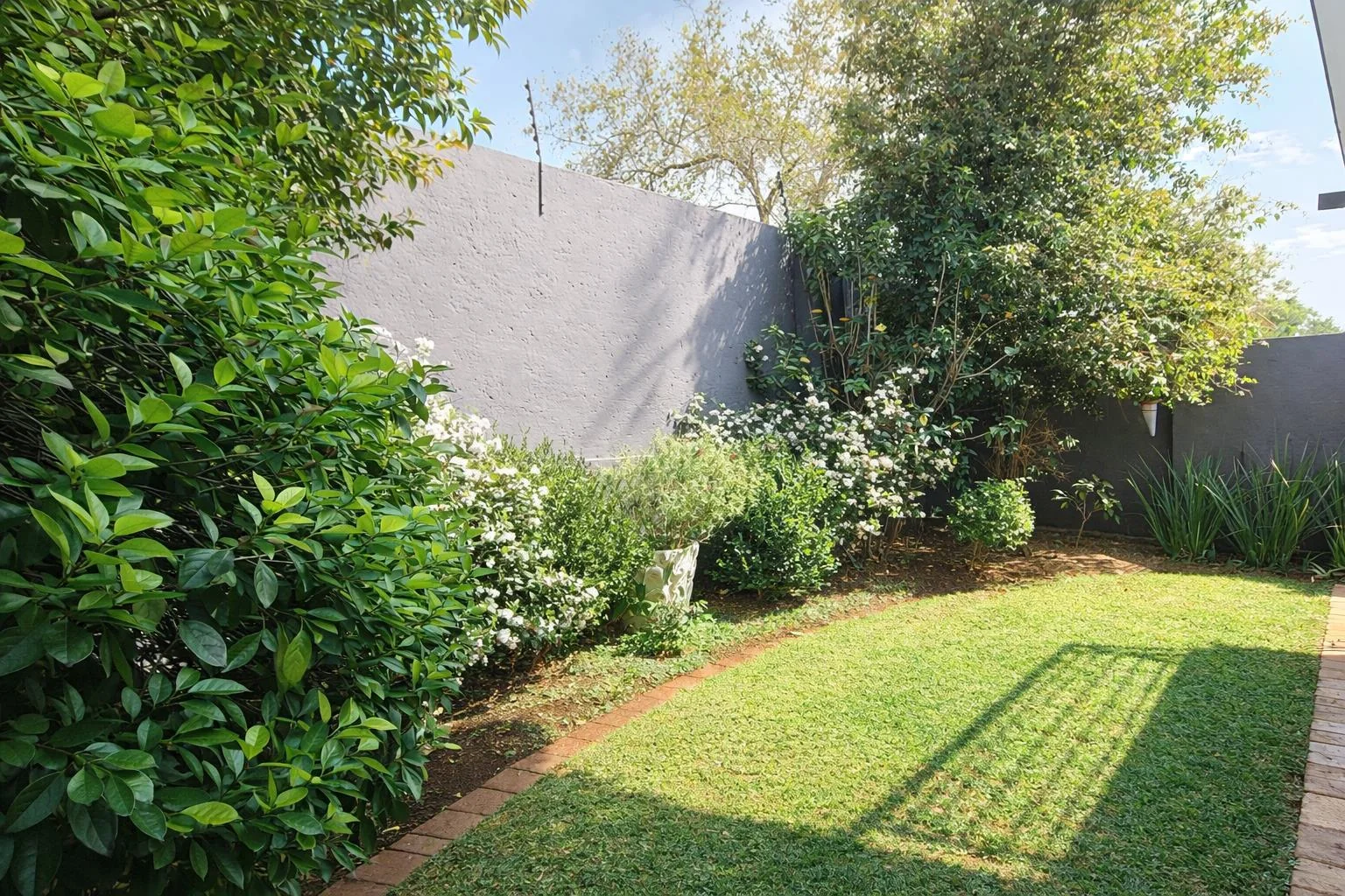 On Show 18th April from 11am - 13h00 :<br/>Modern Double-Storey Family Home with Solar, Water Tanks and Beautiful Garden.