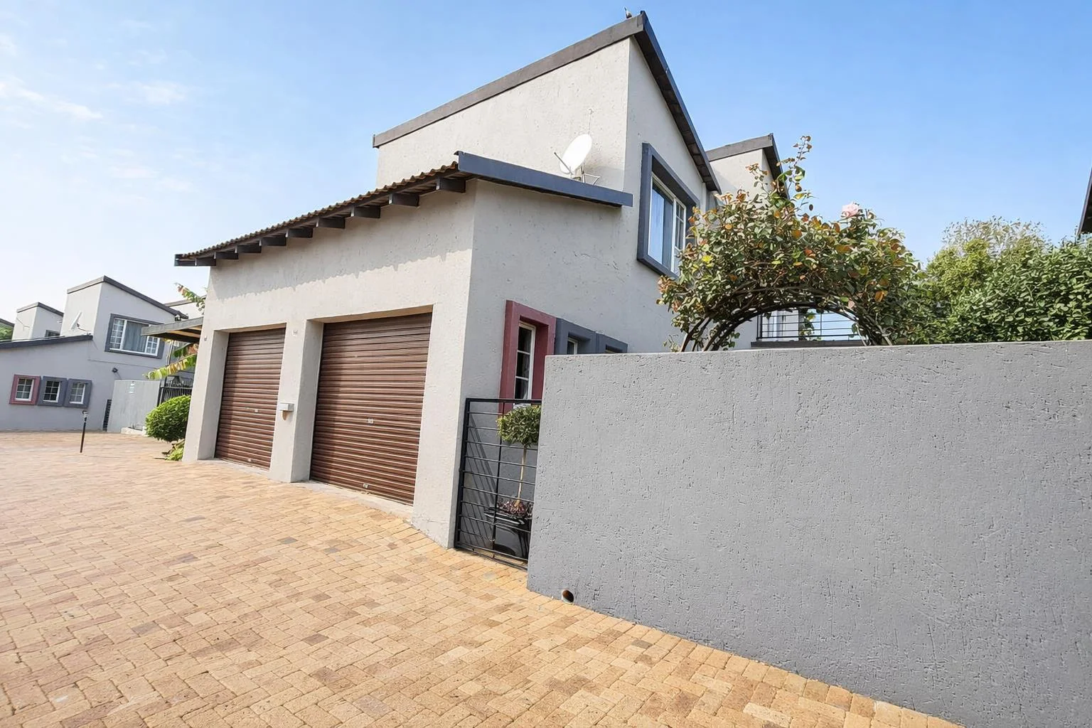 On Show 18th April from 11am - 13h00 :<br/>Modern Double-Storey Family Home with Solar, Water Tanks and Beautiful Garden.