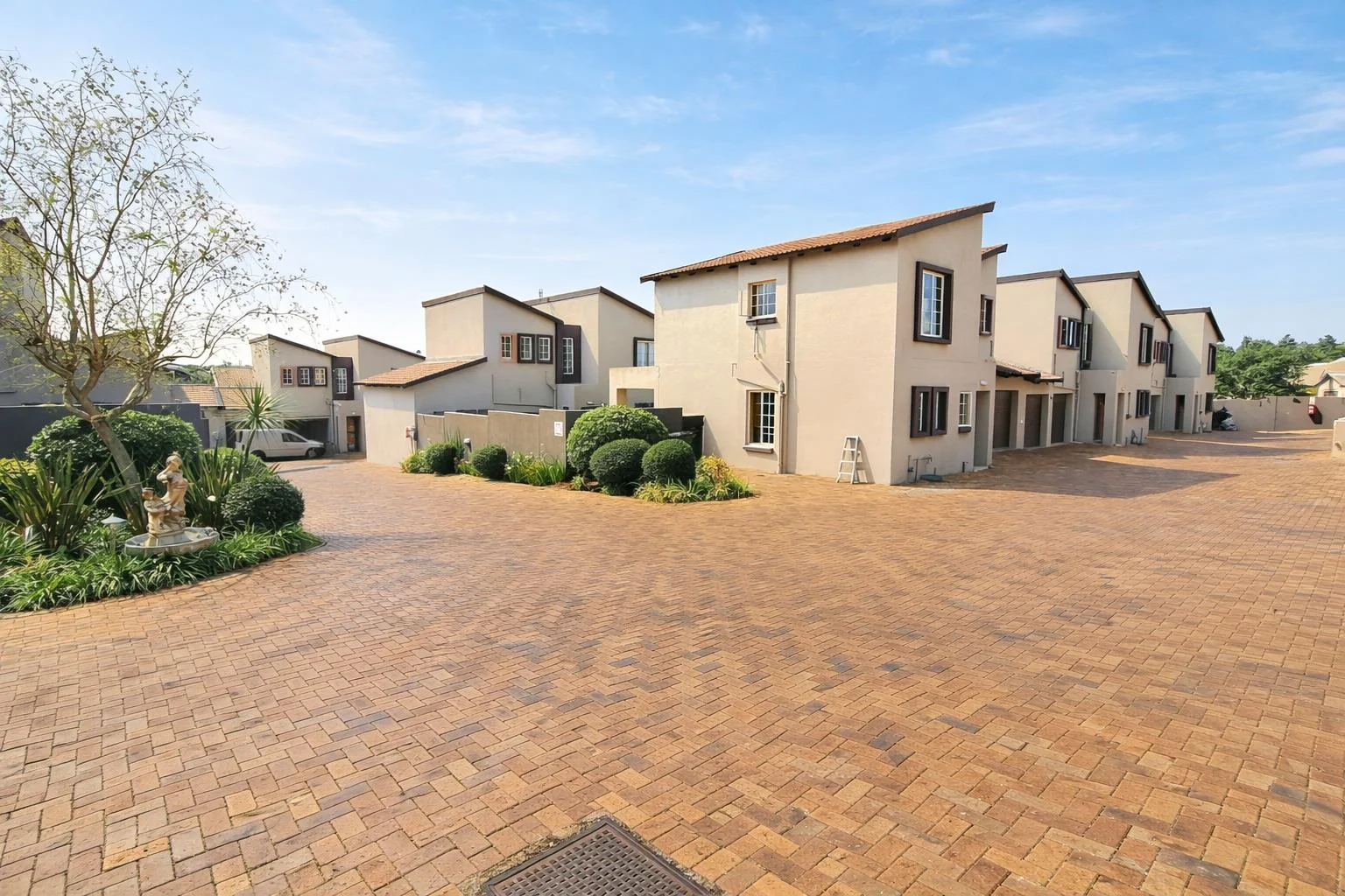 On Show 18th April from 11am - 13h00 :<br/>Modern Double-Storey Family Home with Solar, Water Tanks and Beautiful Garden.