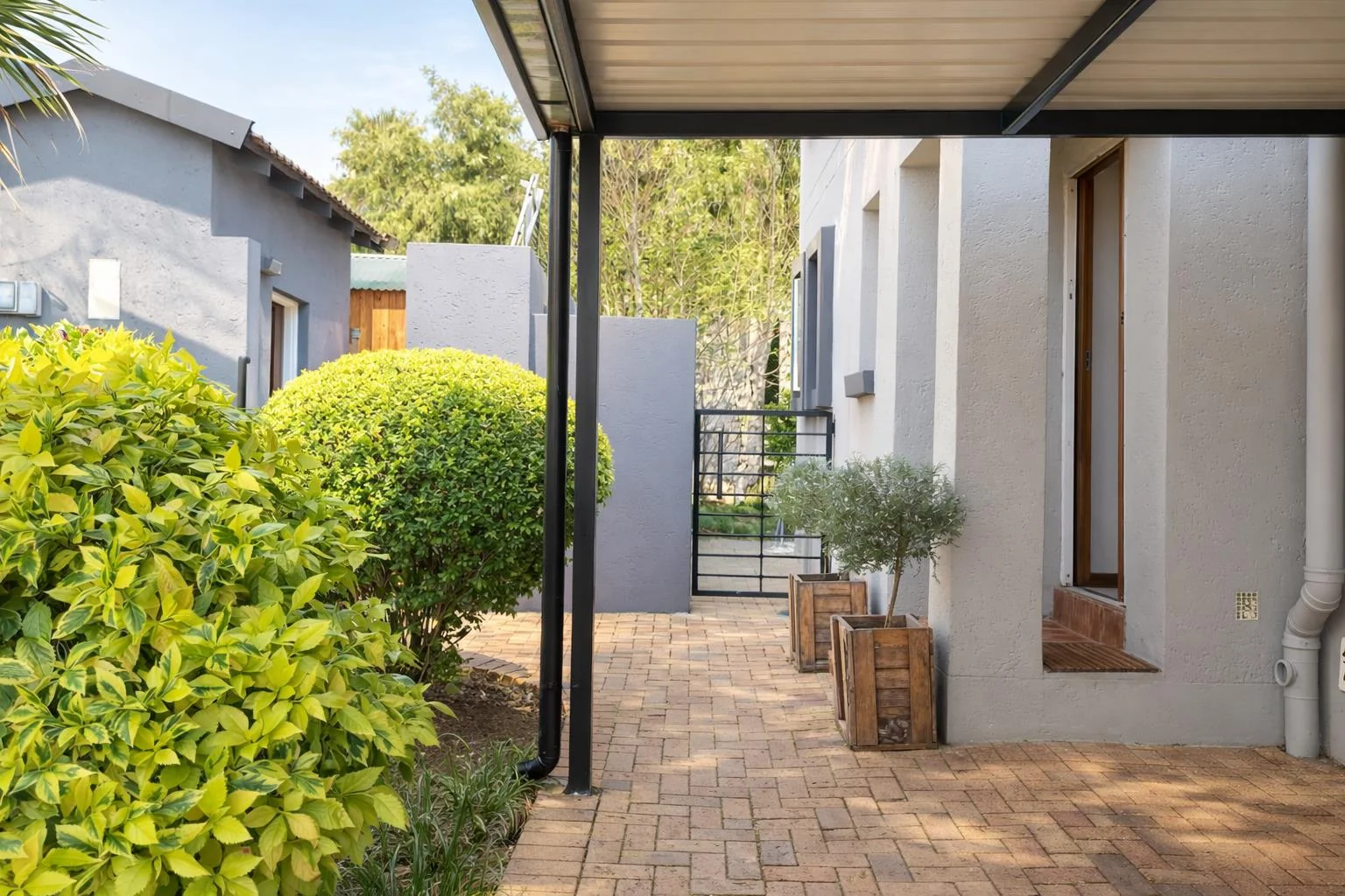 On Show 18th April from 11am - 13h00 :<br/>Modern Double-Storey Family Home with Solar, Water Tanks and Beautiful Garden.