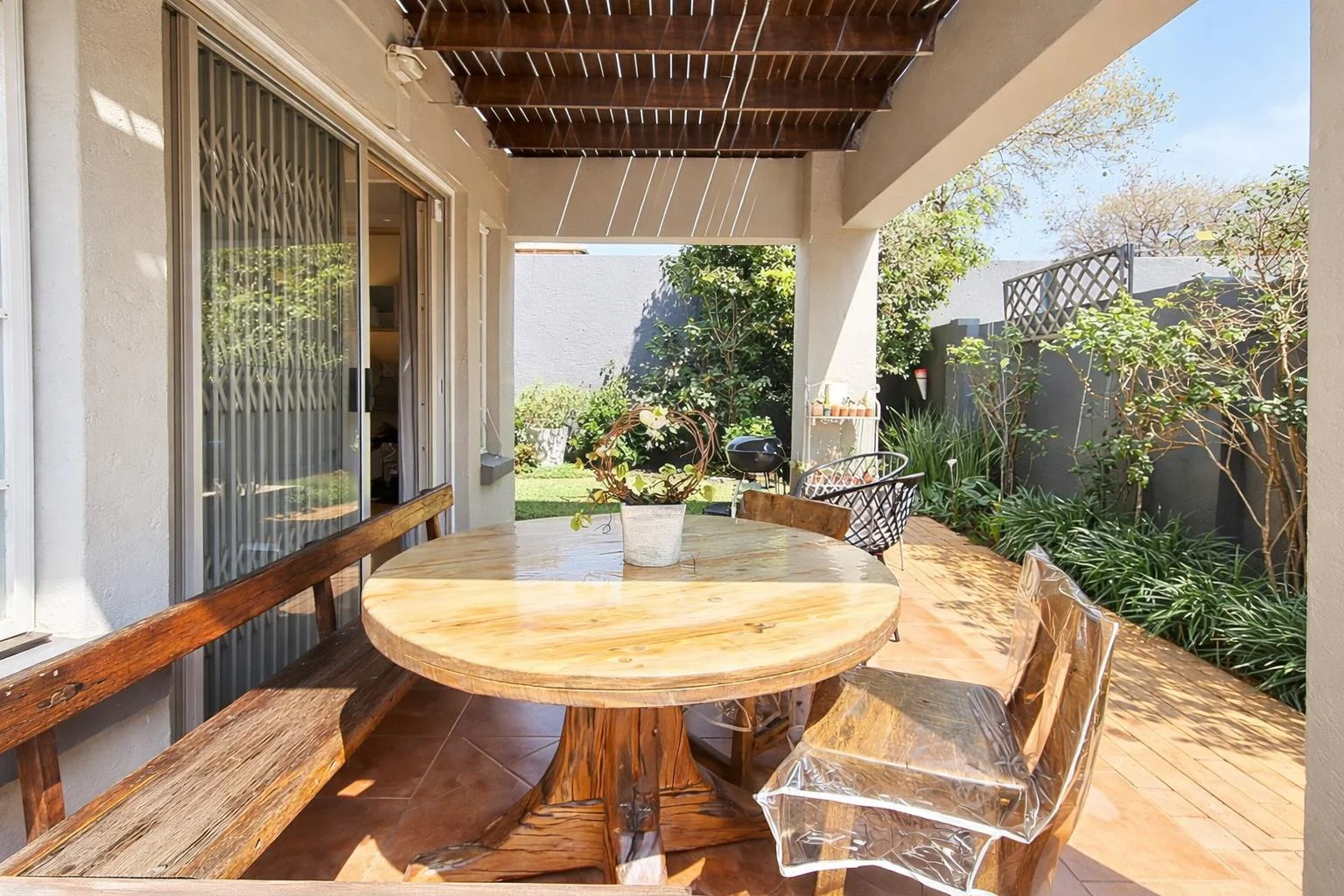 On Show 18th April from 11am - 13h00 :<br/>Modern Double-Storey Family Home with Solar, Water Tanks and Beautiful Garden.