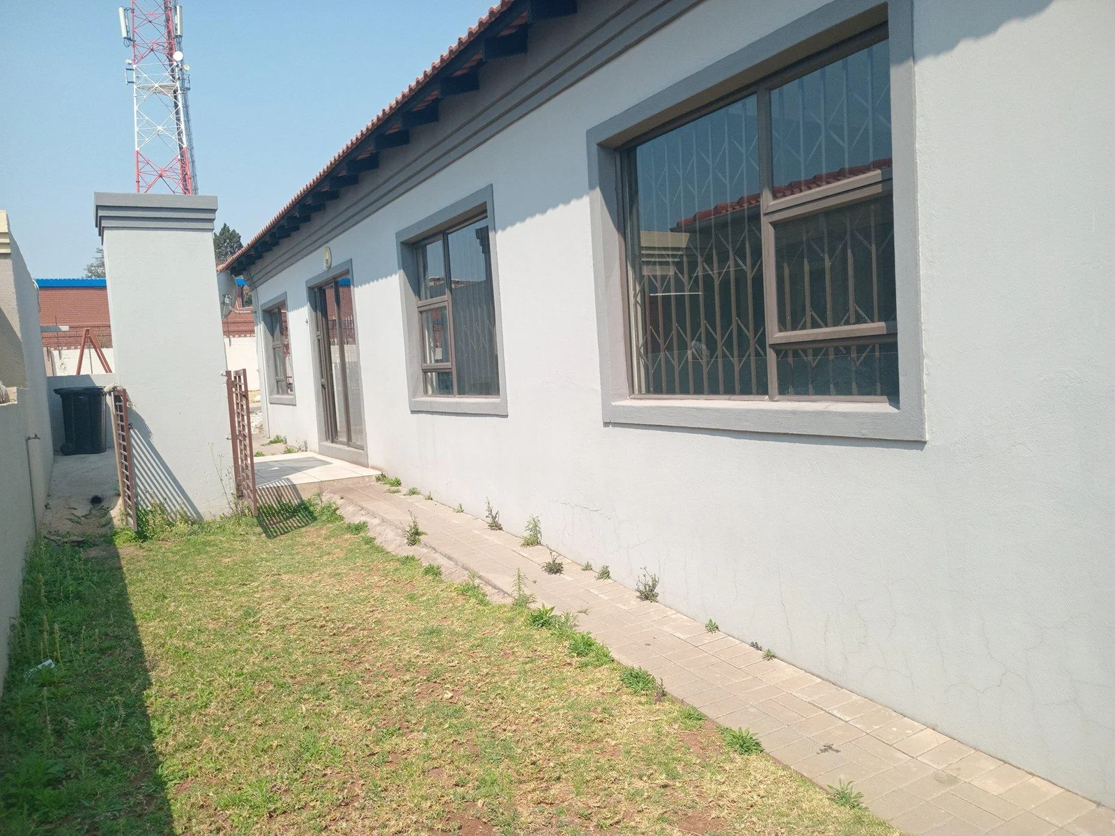 A  decent 3 bed 2 bath family house