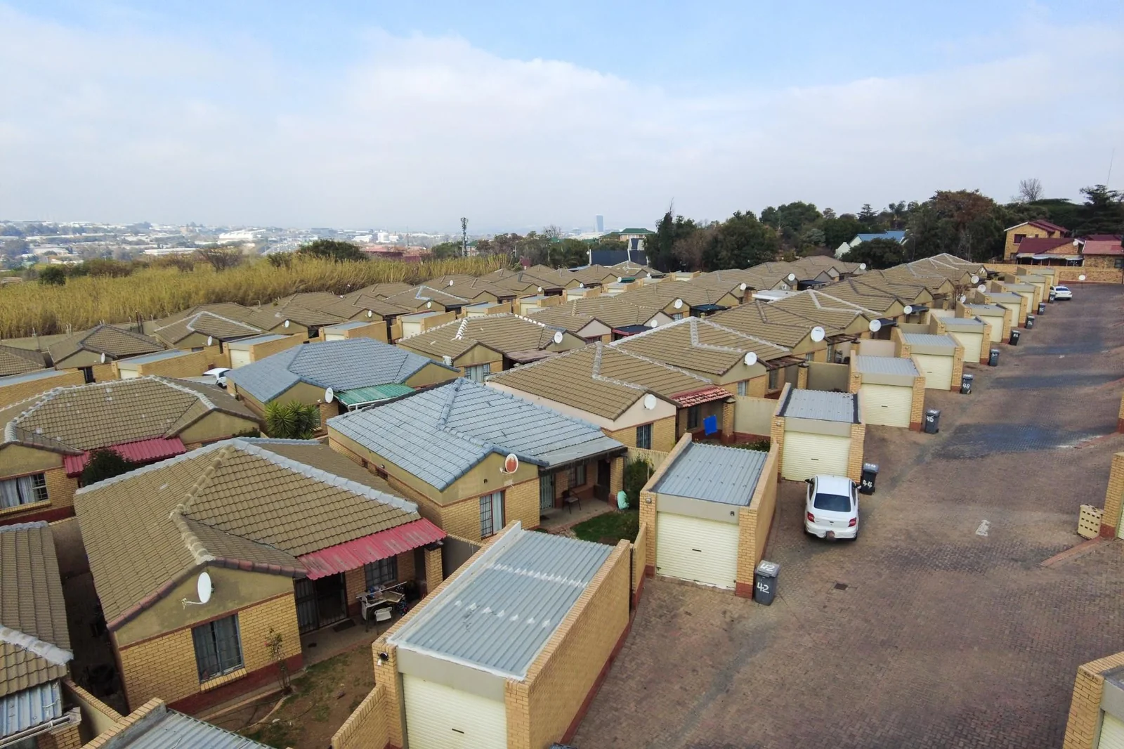 2 Bedroom Simplex, Private Garden, Lock up Garage