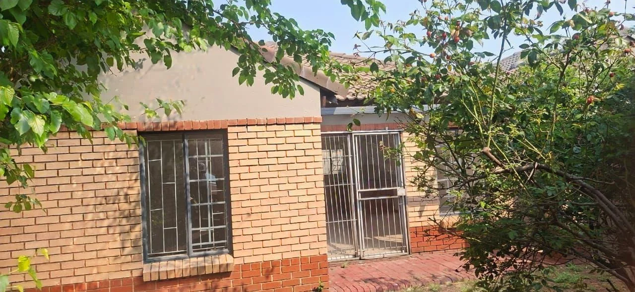 2 Bedroom Simplex, Private Garden, Lock up Garage