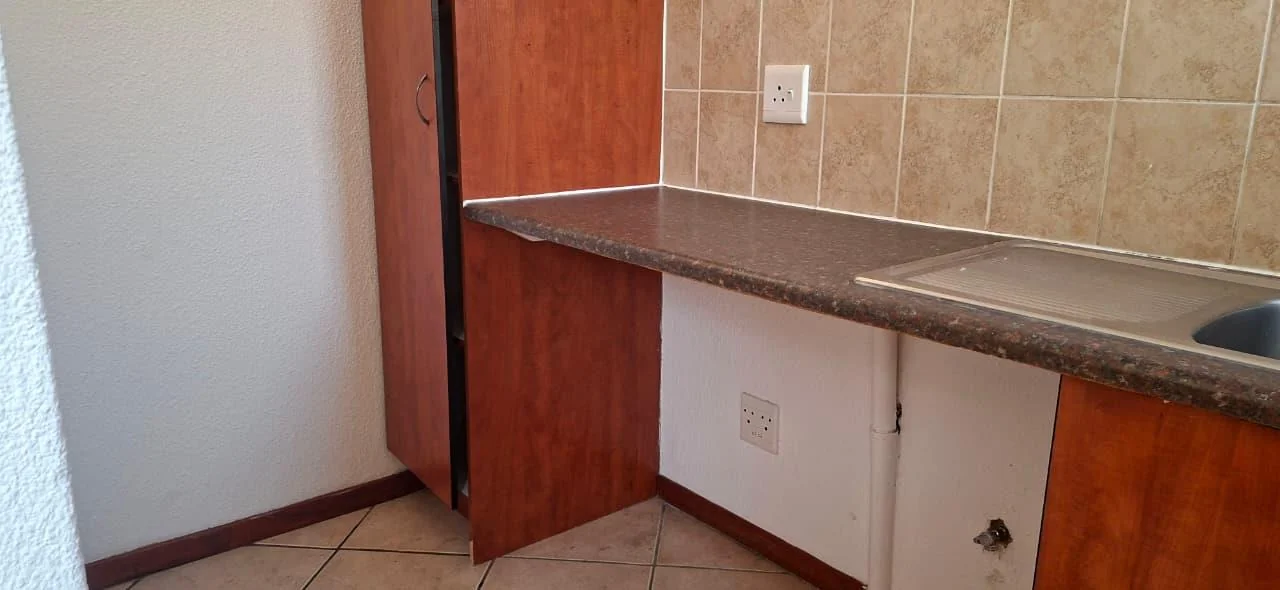 2 Bedroom Simplex, Private Garden, Lock up Garage