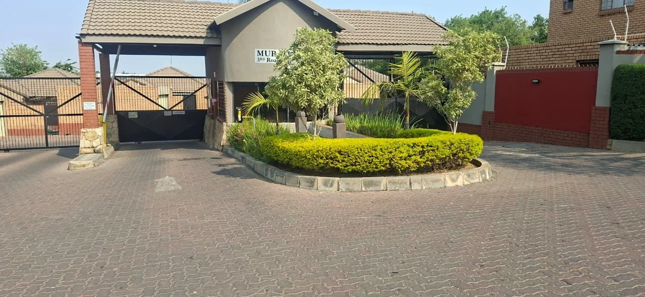 2 Bedroom Simplex, Private Garden, Lock up Garage