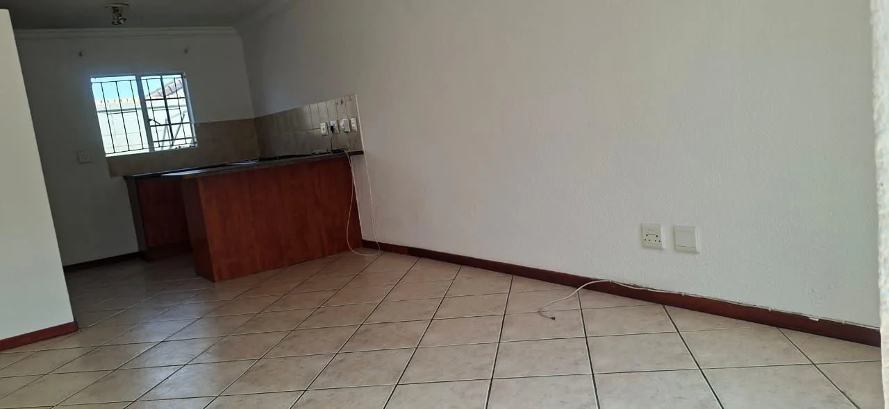 2 Bedroom Simplex, Private Garden, Lock up Garage