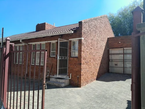 9 Raymond Mhlaba Str, Navalsig, Bloemfontein