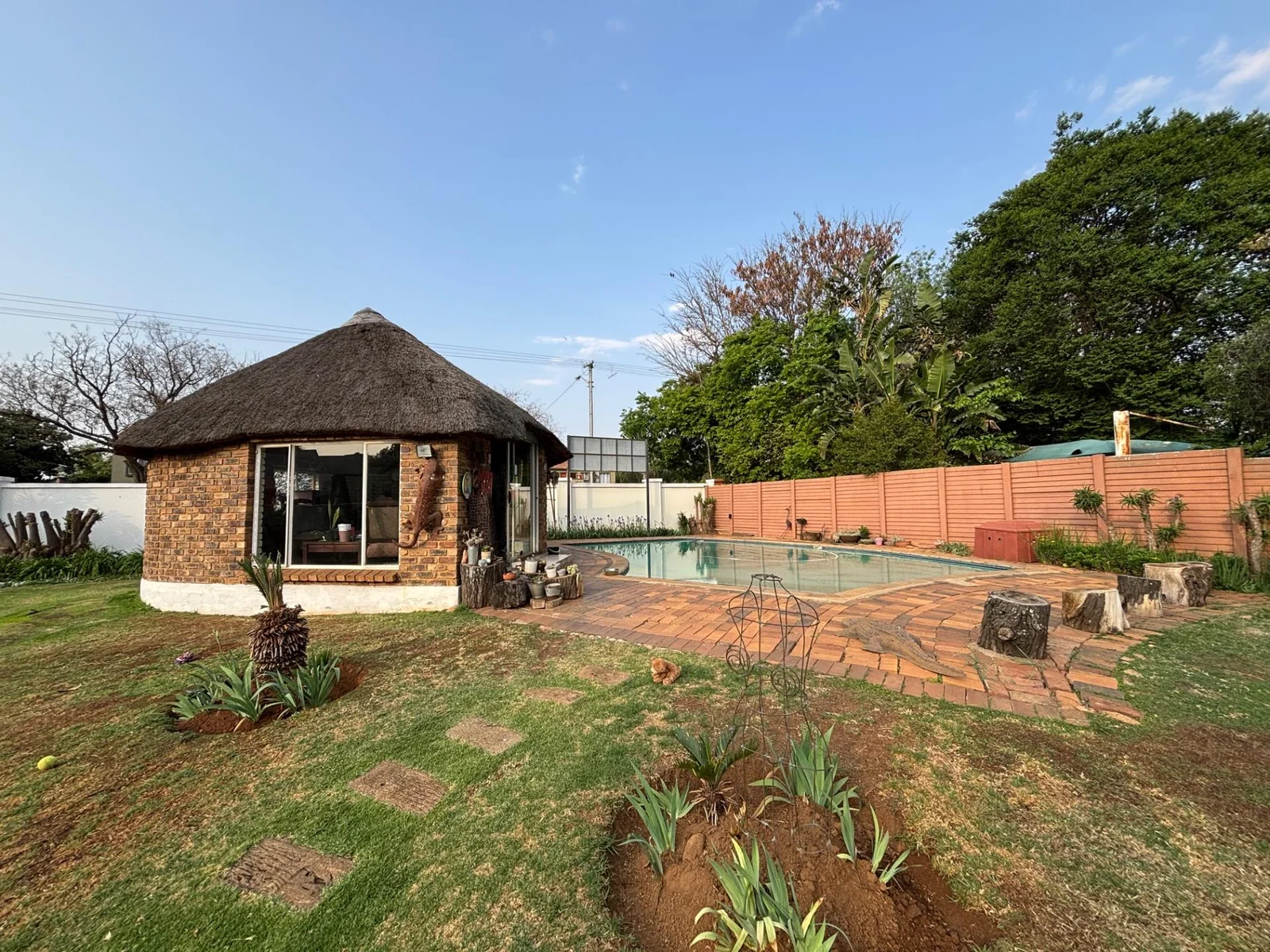 NEW LISTING ...... HOUSE WITH FLAT AND BOREHOLE!