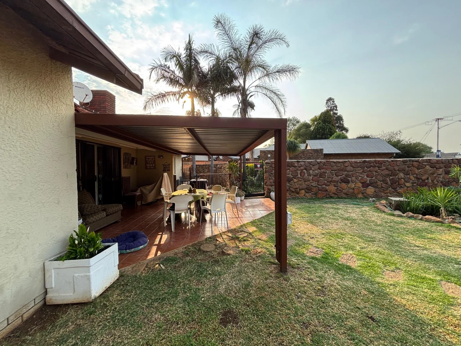 NEW LISTING ...... HOUSE WITH FLAT AND BOREHOLE!