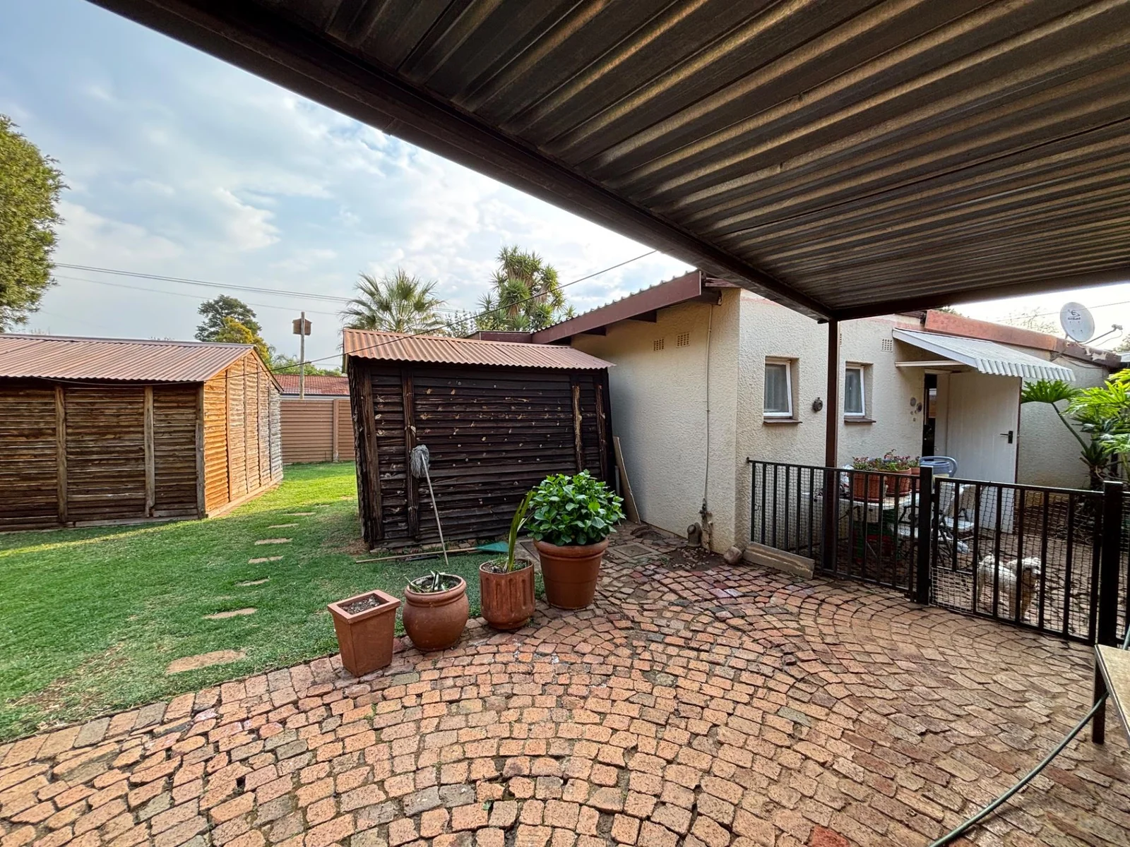 NEW LISTING ...... HOUSE WITH FLAT AND BOREHOLE!