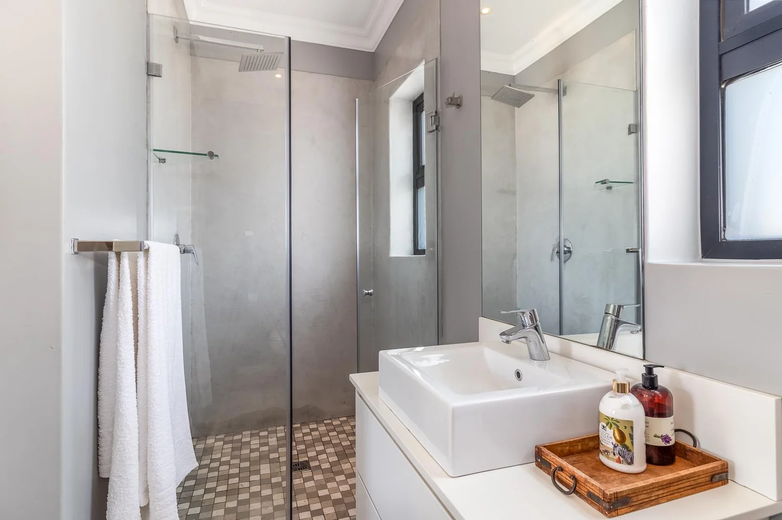 Exquisite 4 Bedroom Home in Val de Vie Estate