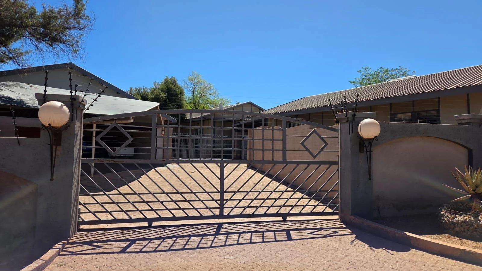 Modern 2-Bedroom Home for Rent – Pet Friendly & Secure!