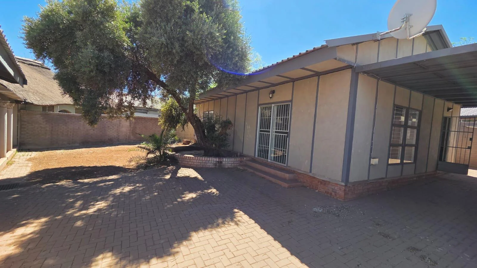 Modern 2-Bedroom Home for Rent – Pet Friendly & Secure!