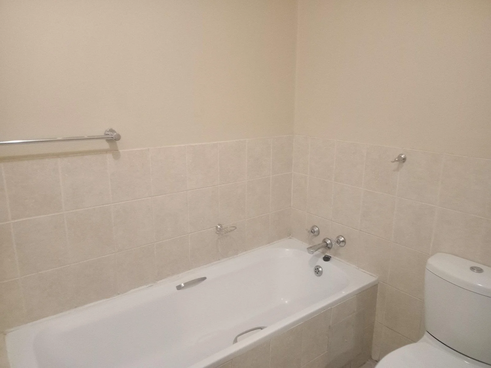 A lovely 2 Bed, 2 bath Apartment in Halfway House, Midrand