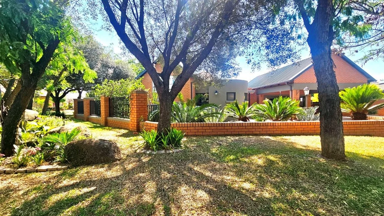 GENEROUS, PRACTICAL, BEAUTIFUL AND NEAT .<br/>