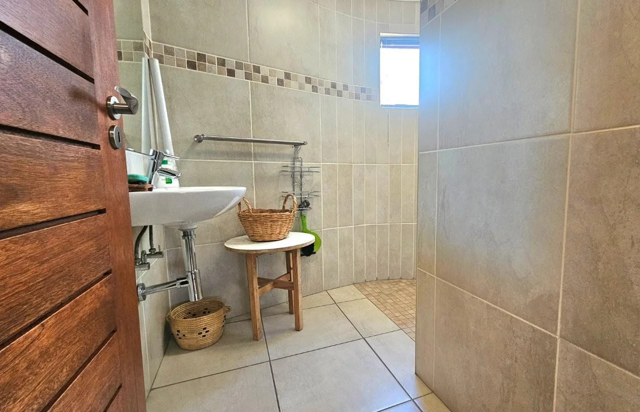 GENEROUS, PRACTICAL, BEAUTIFUL AND NEAT .<br/>