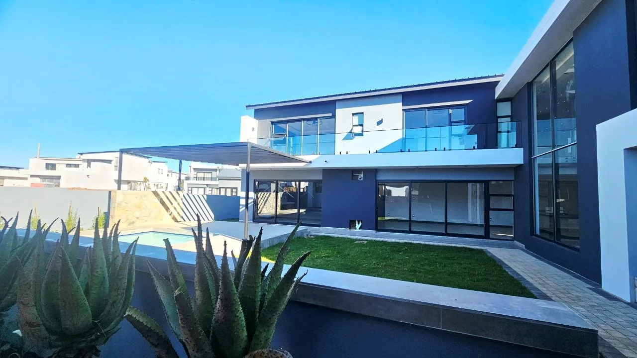 MIDSTREAM HEIGHTS – A UNIQUE BLEND OF LUXURY AND SOPHISTICATION.