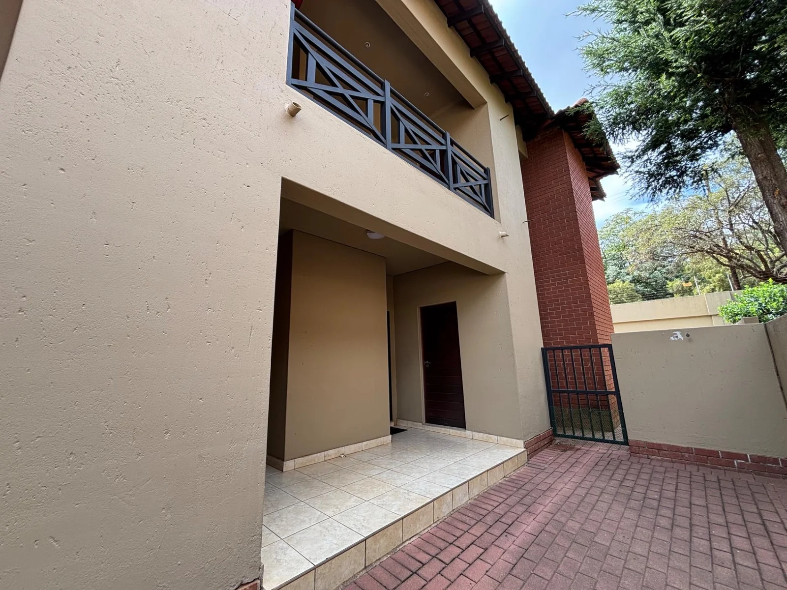 NEW LISTING .....DOWNSTAIRS TOWNHOUSE WITH GARDEN!