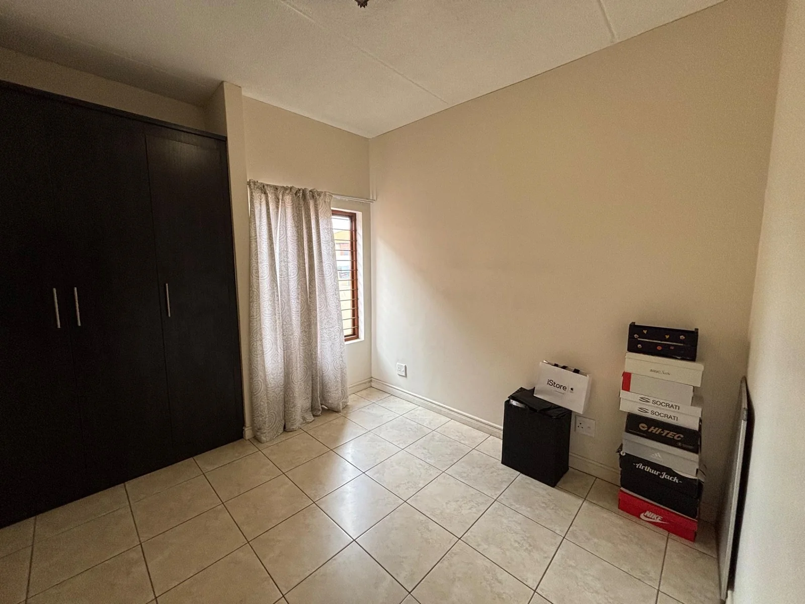 NEW LISTING .....DOWNSTAIRS TOWNHOUSE WITH GARDEN!